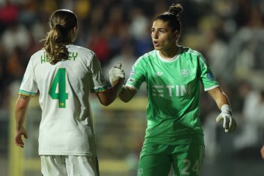 Rme, İtalya 15 Ekim 2025: Roma 'dan Winonah Heatley ve Roma' dan Rachele Baldi, Roma 'daki Tre Fontane Stadyumu' nda AS Roman - FC Barcellona arasındaki 2025 / 26 UEFA Kadınlar Şampiyonlar Ligi - Matchday 2 - sırasında çatışmada görülüyor.