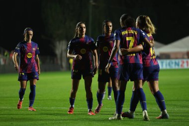 Rme, İtalya 15 Ekim 2025: Barcellona 'lı Kika Nazareth, Roma' daki Tre Fontane Stadyumu 'nda AS Roman FC Barcellona' ya karşı oynadığı 2025 / 26 UEFA Kadınlar Şampiyonlar Ligi - Matchday 2 - sırasında golü attı ve takımla birlikte kutladı.