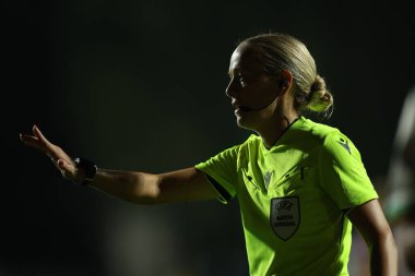 Rme, İtalya 15 Ekim 2025: Hakem Tess Olofsson, Roma 'daki Tre Fontane Stadyumu' nda AS Roma - FC Barcellona arasındaki 2025 / 26 UEFA Kadınlar Şampiyonlar Ligi - Matchday 2 - maçında görüldü.