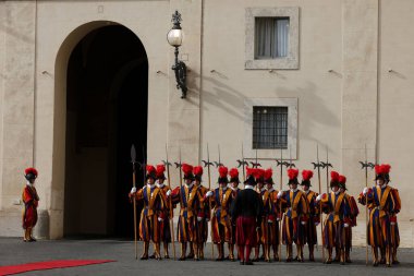 Vatikan Şehri, İtalya 23 Ekim 2025: İsviçreli Muhafızlar kraliyet ailesinin San Damaso avlusuna gelişi için sıraya girdiler. Apostolic Sarayı 'nda ve Sistine Şapeli' nde Papa XIV. Leo, Kral III. Charles ve Kraliçe Camilla 'yı karşıladı.