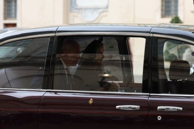 Vatikan Şehri, 23 Ekim 2025: Charles ve Camilla soylularını taşıyan Bentley San Damaso 'nun avlusuna vardı. Apostolic Sarayı ve Kutsal Bakış 'taki Sistine Şapeli' nde Papa 16. Leo, Kral III. Charles ve Kraliçe Camil 'i karşıladı.