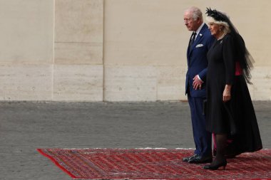 Vatikan Şehri, İtalya 23 Ekim 2025: Kral III. Charles ve Kraliçe Camilla, Papa 'ya girmeden önce marşı dinlerken poz verdiler. Apostolic Sarayı ve Kutsal Bakış 'taki Sistine Şapeli' nde Papa 16. Leo Kral I. Charles 'ı karşıladı.