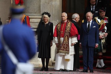 Vatikan Şehri, İtalya 23 Ekim 2025: Kraliçe Camilla, Papa XIV. Leo ve Kral III. Charles, San Damaso 'nun avlusunda sıralandılar, Vatikan Jandarma bandosunu dinleyin. Apostolic Sarayı 'nda ve Kutsal Bakış' taki Sistine Şapeli 'nde Papa 16. Leo w.