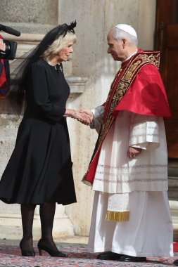 Vatikan Şehri, İtalya 23 Ekim 2025: Kraliçe Camilla, Papa 16. Leo ve Kral III. Charles birbirlerini Piazzale di San Damaso 'da selamlıyorlar. Apostolic Sarayı ve Kutsal Bakış 'taki Sistine Şapeli' nde Papa 16. Leo, Kral III. Charles ve Kraliçe 'yi karşıladı. 