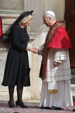 Vatikan Şehri, İtalya 23 Ekim 2025: Kraliçe Camilla, Papa 16. Leo ve Kral III. Charles birbirlerini Piazzale di San Damaso 'da selamlıyorlar. Apostolic Sarayı ve Kutsal Bakış 'taki Sistine Şapeli' nde Papa 16. Leo, Kral III. Charles ve Kraliçe 'yi karşıladı. 