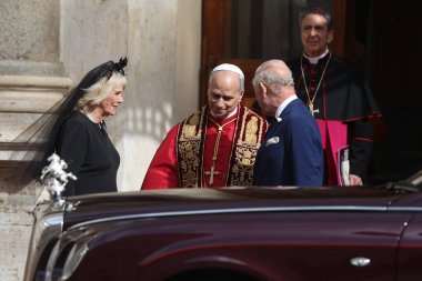 Vatikan Şehri, İtalya 23 Ekim 2025: Kraliçe Camilla, Papa 16. Leo ve Kral III. Charles birbirlerini Piazzale di San Damaso 'da selamlıyorlar. Apostolic Sarayı ve Kutsal Bakış 'taki Sistine Şapeli' nde Papa 16. Leo, Kral III. Charles ve Kraliçe 'yi karşıladı. 