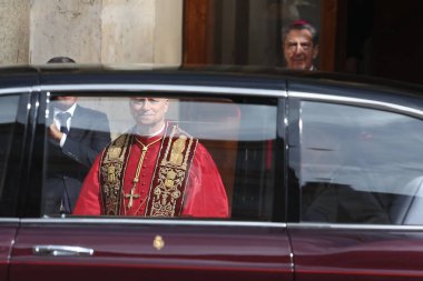 Vatikan Şehri, İtalya 23 Ekim 2025: Kraliçe Camilla, Papa 16. Leo ve Kral III. Charles birbirlerini Piazzale di San Damaso 'da selamlıyorlar. Apostolic Sarayı ve Kutsal Bakış 'taki Sistine Şapeli' nde Papa 16. Leo, Kral III. Charles ve Kraliçe 'yi karşıladı. 