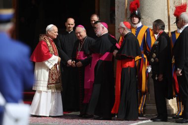 Vatikan Şehri, İtalya 23 Ekim 2025: Papa 16. Leo, İngiliz kraliyet ailesi ile görüştükten sonra Kardinal James Michael Harvey ve Kardinal Pietro Parolin 'i selamlıyor. Apostolic Sarayı ve Kutsal Bakış 'taki Sistine Şapeli' nde Papa 16. Leo Kral Charl 'ı karşıladı.