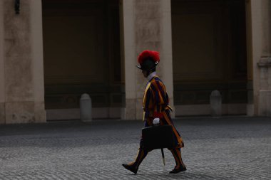 Vatikan Şehri, İtalya 23 Ekim 2025: İsviçreli muhafızlar San Damaso avlusunda yürüyorlar. Papa 16. Leo ve kraliyet ailesi arasında Sistine Şapeli 'nde birlikte dua etmek için yapılan tarihi toplantı..