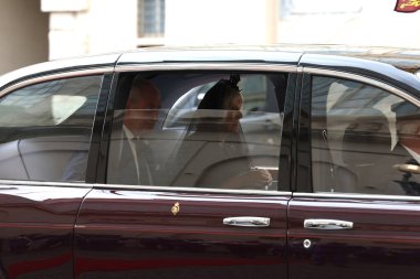 Vatikan Şehri, 23 Ekim 2025: Charles ve Camilla soylularını taşıyan Bentley San Damaso 'nun avlusuna vardı. Papa 16. Leo ve kraliyet ailesi arasındaki tarihi toplantı Kral Charles ve Kraliçe Camilla 'nın Sistine Ch' de birlikte dua etmeleri için.