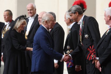 Vatikan Şehri, İtalya 23 Ekim 2025: Kral III. Charles ve Kraliçe Camilla San Damaso önünde toplanan soylu beyefendileri selamlıyorlar. Papa 16. Leo ve kraliyet ailesi arasında Sistine 'de birlikte dua etmek için yapılan tarihi toplantı. 