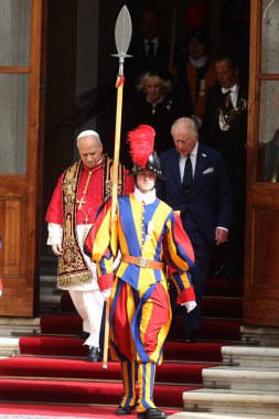 Vatikan Şehri, İtalya 23 Ekim 2025: Papa 16. Leo, Charles ve Camilla ile birlikte Apostolik Sarayı 'ndan ayrılıyor. Papa 16. Leo ve kraliyet ailesi arasında Sistine Şapeli 'nde birlikte dua etmek için yapılan tarihi toplantı..