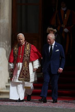 Vatikan Şehri, İtalya 23 Ekim 2025: Papa 16. Leo, Charles ve Camilla ile birlikte Apostolik Sarayı 'ndan ayrılıyor. Papa 16. Leo ve kraliyet ailesi arasında Sistine Şapeli 'nde birlikte dua etmek için yapılan tarihi toplantı..
