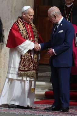 Vatikan Şehri, İtalya 23 Ekim 2025: Kraliçe Camilla, Papa 16. Leo ve Kral III. Charles birbirlerini Piazzale di San Damaso 'da selamlıyorlar. Papa 16. Leo ve kraliyet ailesi arasında Sisti 'de birlikte dua etmek için yapılan tarihi toplantı.