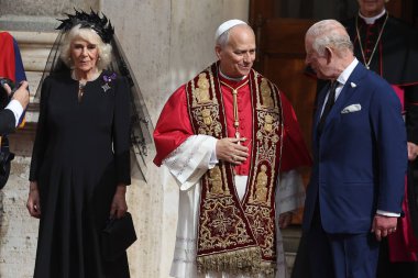 Vatikan Şehri, İtalya 23 Ekim 2025: Kraliçe Camilla, Papa XIV. Leo ve Kral III. Charles San Şam Meydanı 'nda birbirlerini selamlıyorlar. Papa 16. Leo ve kraliyet ailesi arasında yapılan tarihi toplantı, Sistin Nehri' nde birlikte namaz kılmak için Kral Charles ve Kraliçe Camilla arasında gerçekleşti.