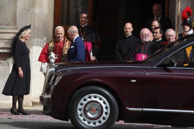 Vatikan Şehri, İtalya 23 Ekim 2025: Kraliçe Camilla, Papa 16. Leo ve Kral III. Charles birbirlerini Piazzale di San Damaso 'da selamlıyorlar. Sağ tarafta Kardinal James Michael Harvey ve Kardinal Parolin. Papa 16. Leo ve Ro arasındaki tarihi toplantı.