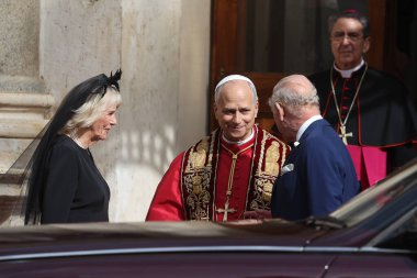 Vatikan Şehri, İtalya 23 Ekim 2025: Kraliçe Camilla, Papa 16. Leo ve Kral III. Charles birbirlerini Piazzale di San Damaso 'da selamlıyorlar. Papa 16. Leo ve kraliyet ailesi arasında Sisti 'de birlikte dua etmek için yapılan tarihi toplantı.