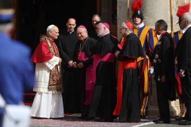 Vatikan Şehri, İtalya 23 Ekim 2025: Papa 16. Leo, İngiliz kraliyet ailesi ile görüştükten sonra Kardinal James Michael Harvey ve Kardinal Pietro Parolin 'i selamlıyor. Papa XIV. Leo ve kraliyet ailesi arasındaki tarihi toplantı. Kral Charles ve Kraliçe Camilla birlikte dua etmek için.