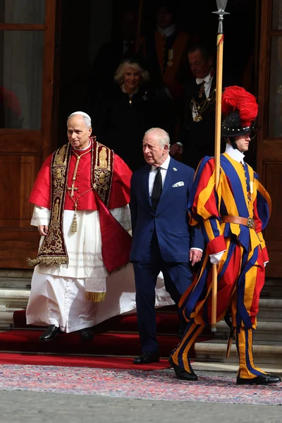 Vatikan Şehri, İtalya 23 Ekim 2025: Papa 16. Leo, Charles ve Camilla ile birlikte Apostolik Sarayı 'ndan ayrılıyor. Papa 16. Leo ve kraliyet ailesi arasında Sistine Şapeli 'nde birlikte dua etmek için yapılan tarihi toplantı..