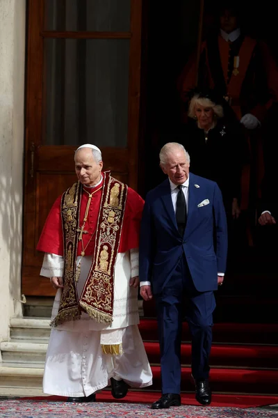 Vatikan Şehri, İtalya 23 Ekim 2025: Papa 16. Leo, Charles ve Camilla ile birlikte Apostolik Sarayı 'ndan ayrılıyor. Papa 16. Leo ve kraliyet ailesi arasında Sistine Şapeli 'nde birlikte dua etmek için yapılan tarihi toplantı..