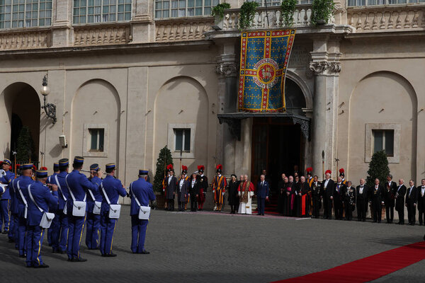 Ватикан, Италия 23 октября 2025 года: Королева Камилла, Папа Лев XIV и Король Карл III, выстроились во дворе Сан-Дамасо, чтобы послушать группу жандармерии Ватикана. Историческая встреча папы Льва XIV с королями Карлом и королевой Кэм