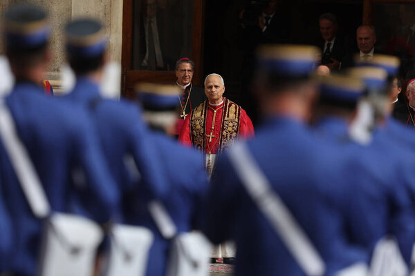 Ватикан, Италия 23 октября 2025 года: Папа Лев XIV слушает группу жандармерии Ватикана. Историческая встреча папы Льва XIV с королями Карлом и королевой Камиллой, чтобы вместе помолиться в Сикстинской капелле.