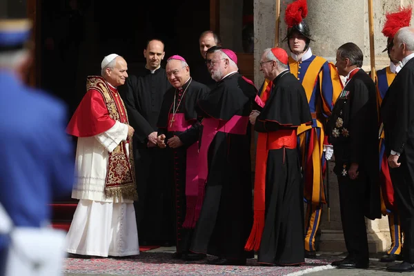 Vatikan Şehri, İtalya 23 Ekim 2025: Papa 16. Leo, İngiliz kraliyet ailesi ile görüştükten sonra Kardinal James Michael Harvey ve Kardinal Pietro Parolin 'i selamlıyor. Papa XIV. Leo ve kraliyet ailesi arasındaki tarihi toplantı. Kral Charles ve Kraliçe Camilla birlikte dua etmek için.