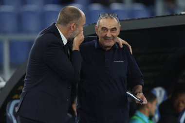 Roma, İtalya 26 Ekim 2025: Juventus F.C. 'nin Igor Tudor koçu Serie A Enilive 2025-2026 futbol maçının 8. günü öncesinde Lazio ile Juventus FC Torino arasındaki Lazio Sarri 'yi selamlıyor.