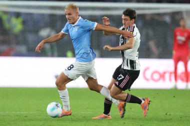 Roma, İtalya 26 Ekim 2025: Lazio 'dan Gustav Tang Isaksen, Juventus F.C.' den Andrea Cambiaso Serie A Enilive 2025-2026 futbol maçının 8. gününde SS Lazio ve Juventus FC Torino arasında Olimpiyat Stadyumu 'nda görüldü.