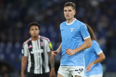 Roma, İtalya 26 Ekim 2025: Lazio Toma Basiç 2025-2026 sezonunda Olimpik Stadyum 'da SS Lazio' nun Juventus FC Torino 'ya karşı oynadığı futbol karşılaşması sırasında görev başında görüldü.