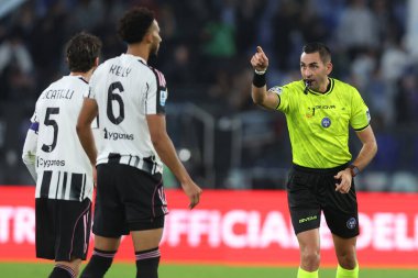 Roma, İtalya 26 Ekim 2025: Hakem Andrea Colombo 8.gün oynanan Serie A Enilive 2025-2026 futbol maçı sırasında Olimpiyat Stadyumu 'nda SS Lazio ile Juventus FC Torino arasında görüldü.