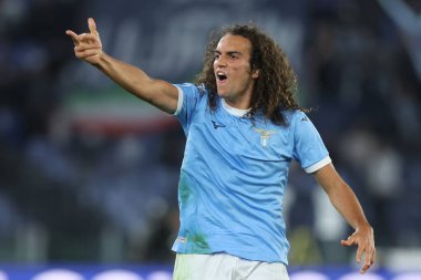 Roma, İtalya 26 Ekim 2025: Lazio 'lu Matteo Guendouzi, 8 Ekim 2025-2026 tarihleri arasında Olimpiyat Stadyumu' nda SS Lazio ile Juventus FC Torin arasında oynanan Serie A Enilive 2026 futbol karşılaşmasında hakemle protesto etti.