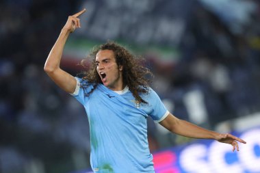 Roma, İtalya 26 Ekim 2025: Lazio 'lu Matteo Guendouzi, 8 Ekim 2025-2026 tarihleri arasında Olimpiyat Stadyumu' nda SS Lazio ile Juventus FC Torin arasında oynanan Serie A Enilive 2026 futbol karşılaşmasında hakemle protesto etti.