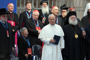 Roma, İtalya, 28 Ekim 2025: Papa XIV. Leo, atom bombasından kurtulan ve barış eylemcisi Koko Kondo ve diğer dini liderlerle kuşatıldı