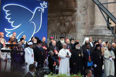 Roma, İtalya, 28 Ekim 2025: Papa XIV. Leo, atom bombasından kurtulan ve barış eylemcisi Koko Kondo ve diğer dini liderlerle kuşatıldı