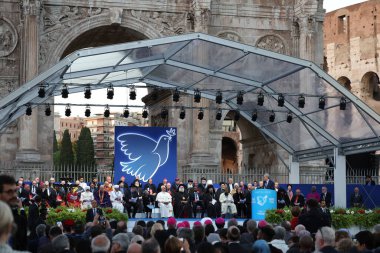 Roma, İtalya, 28 Ekim 2025: Sahnenin genel görünümü. Papa 16. Leo, dünyanın önde gelen dinlerinden (Hıristiyan, Yahudi, Müslüman, Budist, Hindu ve diğer dini gruplardan) temsilcilerle birlikte Uluslararası Barış 'a katılacak.