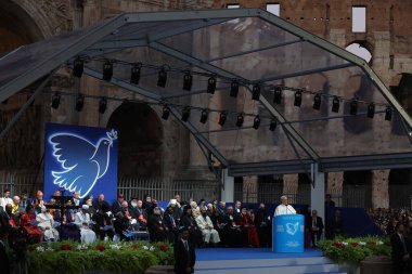 Roma, İtalya, 28 Ekim 2025: Papa 16. Leo 'nun en önemli dinlerin temsilcileri önünde yaptığı konuşmanın genel görüşü