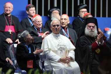 Roma, İtalya, 28 Ekim 2025: Papa 16. Leo (atom bombası kazazedesi ve barış eylemcisi Koko Kondo), dünyanın önde gelen dinlerinden (Hıristiyan, Yahudi, Müslüman, Budist, Hindu ve diğer dini gruplardan) temsilcilerle birlikte, 