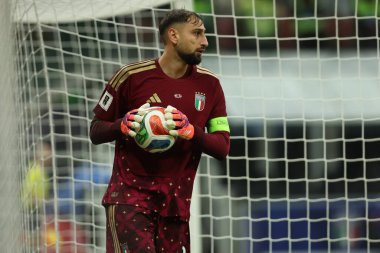 Milan, İtalya 16 Kasım 2025: İtalya ile Norveç arasındaki maçta görev yapan İtalyan Gianluigi Donnarumma, 2026 FIFA Dünya Kupası elemeleri için geçerli olan Birinci Grup Giuseppe - San Siro stadyumunda oynanacak. 