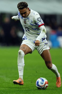 Milan, İtalya 16 Kasım 2025: İtalya ile Norveç arasında oynanan karşılaşmada görev yapan Norveçli Antonio Nusa, 2026 FIFA Dünya Kupası elemeleri için geçerli olan Birinci Grup, Mil 'deki Giuseppe Meazza - San Siro Stadyumu' nda oynanacak.