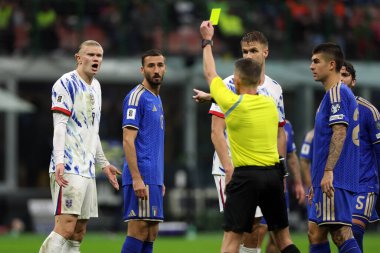 Milan, İtalya 16 Kasım 2025: Hakem Alejandro Hernandez (esp), İtalya ile Norveç arasındaki maç sırasında Norveç 'ten Erling Haaland için sarı kart gösterdi.