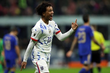 Milan, İtalya 16 Kasım 2025: Norveçli Oscar Bobb İtalya ile Norveç arasındaki maçta Erling Haaland 'ın skorunu kutladı, 2026 FIFA Dünya Kupası elemeleri için geçerli olan Birinci Grup Giuseppe Meazza' da oynanacak. -