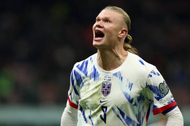 Milan, İtalya 16 Kasım 2025: Norveç 'ten Erling Haaland 1-2' lik skorla gol attı ve İtalya ile Norveç arasındaki maçta takımla birlikte kutladı. 2026 FIFA Dünya Kupası elemeleri için geçerli olan Birinci Grup Giuseppe 'de oynanacak.