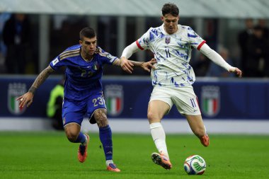 Milan, İtalya 16 Kasım 2025: İtalya 'dan Gianluca Mancini, Norveç' ten Jrgen Strand Larsen, İtalya ile Norveç arasında oynanan karşılaşmada, Avrupa kupasının 2026 FIFA Dünya Kupası elemeleri için geçerli olan 1.