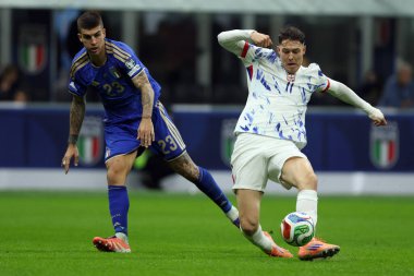 Milan, İtalya 16 Kasım 2025: İtalya 'dan Gianluca Mancini, Norveç' ten Jrgen Strand Larsen, İtalya ile Norveç arasında oynanan karşılaşmada, Avrupa kupasının 2026 FIFA Dünya Kupası elemeleri için geçerli olan 1.