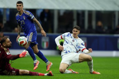 Milano, İtalya 16 Kasım 2025: (L) İtalyan Gianluca Mancini, Norveçli Jrgen Strand Larsen 1-4 'lük golü attı ve İtalya ile Norveç arasında oynanan 2026 FIFA Dünya Kupası elemeleri için geçerli olan 1.