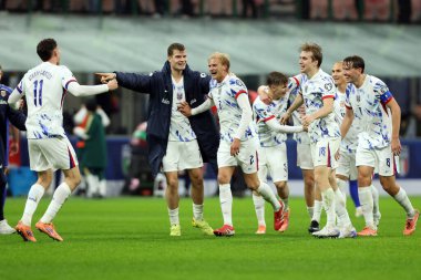 Milano, İtalya 16 Kasım 2025: Norveç milli takımı, İtalya ile Norveç arasındaki Dünya Kupası karşılaşmasında kazandığı galibiyeti ve elemeleri kutluyor.