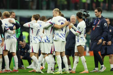 Milano, İtalya 16 Kasım 2025: Norveç milli takımı, İtalya ile Norveç arasındaki Dünya Kupası karşılaşmasında kazandığı galibiyeti ve elemeleri kutluyor.