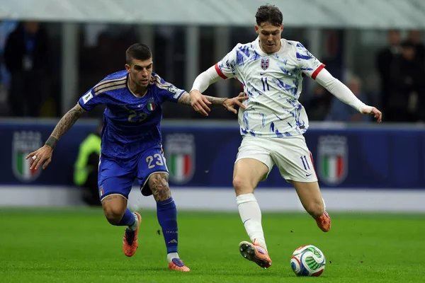 Milan, İtalya 16 Kasım 2025: İtalya 'dan Gianluca Mancini, Norveç' ten Jrgen Strand Larsen, İtalya ile Norveç arasında oynanan karşılaşmada, Avrupa kupasının 2026 FIFA Dünya Kupası elemeleri için geçerli olan 1.