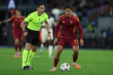 Roma, İtalya - 27 Kasım 2025: Uefa Avrupa Ligi 2025 / 2026 'da görev yapan Roman Paulo Dybala, futbol maçı - 5. Gün - Roma, OLYMPIC STADIUM' da Roman - FC Midtjylland 'a Karşı.